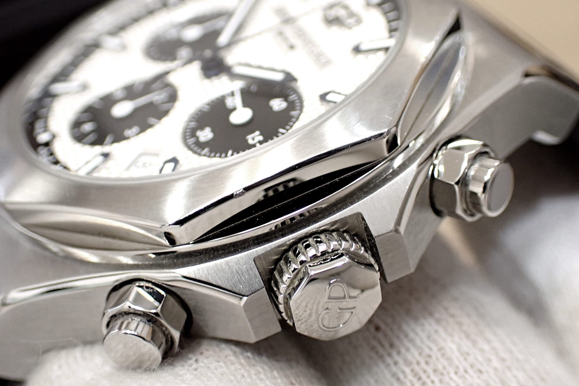 GIRARD PERREGAUX/ジラールペルゴ ロレアート 42mm クロノグラフ Ref.81020-11-131-11A シルバー文字盤