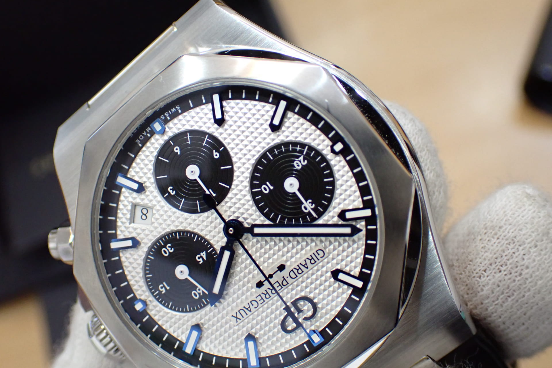 GIRARD PERREGAUX/ジラールペルゴ ロレアート 42mm クロノグラフ Ref.81020-11-131-11A シルバー文字盤