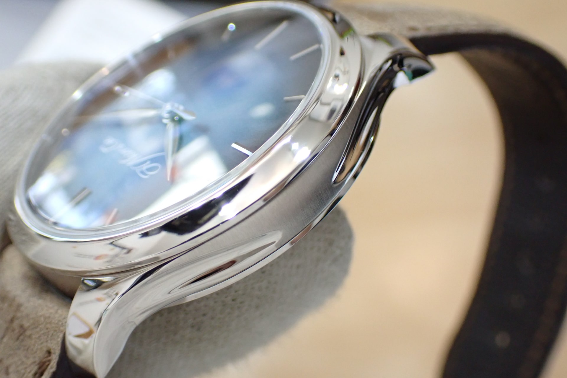 H.MOSER&CIE./H.モーザー エンデバー センターセコンド オートマティック 18KWG Ref.1200-0201 ファンキーブルー文字盤