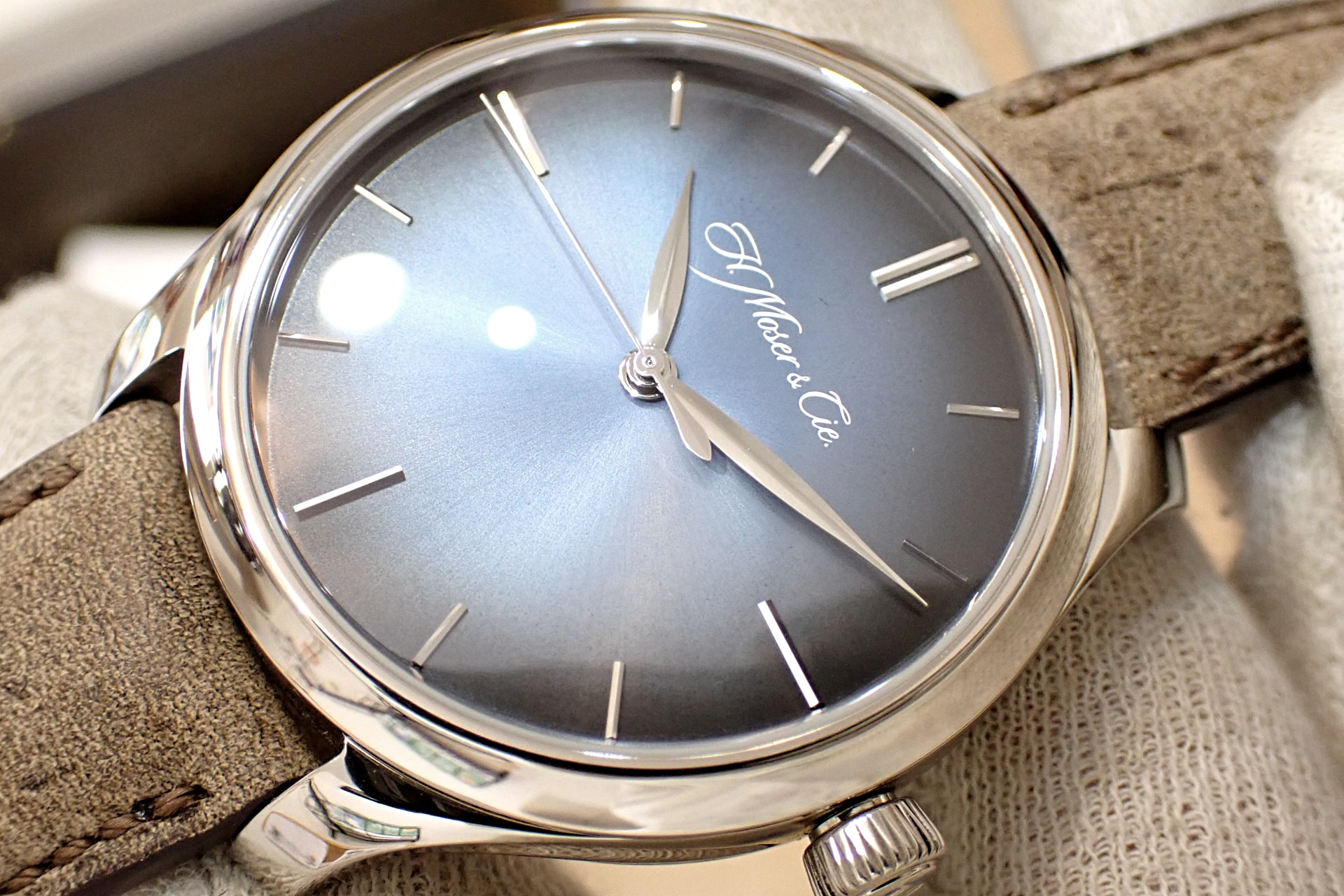 H.MOSER&CIE./H.モーザー エンデバー センターセコンド オートマティック 18KWG Ref.1200-0201 ファンキーブルー文字盤